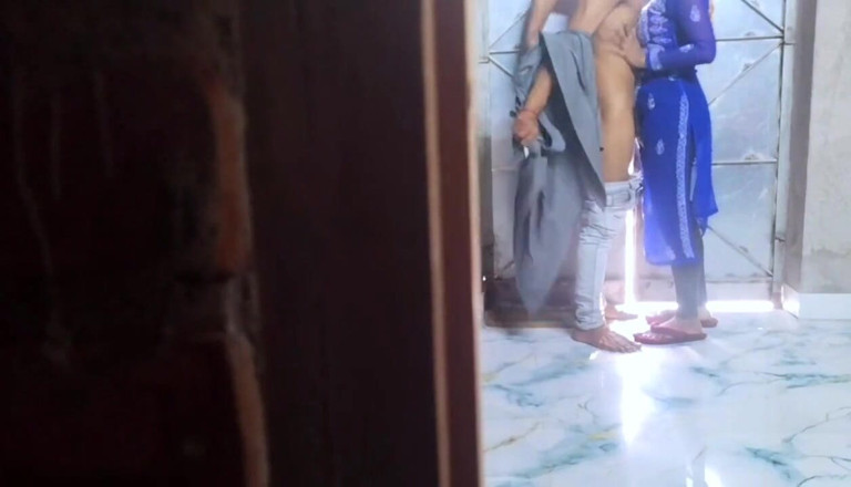 Fantacycutting: Girlfriend Kisi Aur Ki Aur Chudwa Rahi Kisi Aur Se