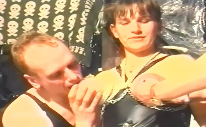 Hardcore slave sex: Доение рабыни
