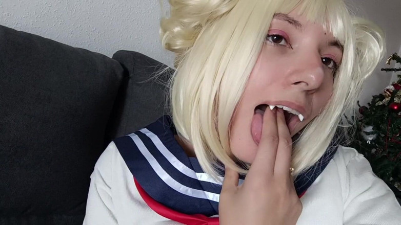 Softbrattypuppy: Puta cosplay - Toga Himiko (boku no hero) masturbándose y jugando con...