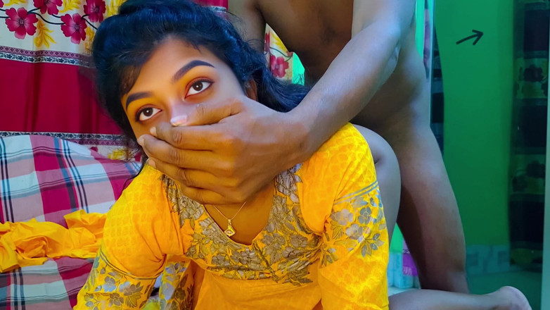 Laila xxx porn169: Ma demi-sœur desi se doigtait la chatte, je l’ai aidée...