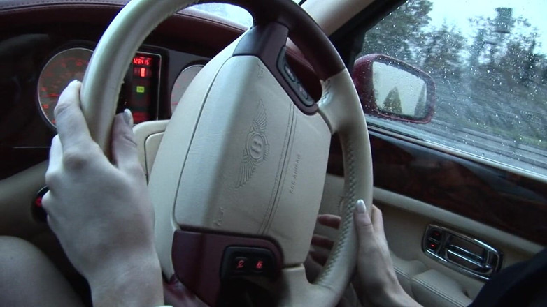 Ride Me In The Car: Zengin adam kız arkadaşını ve seksi sarışın şoförünü sikiyor