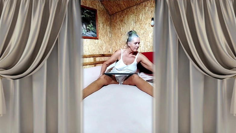 Lukerya: La Casalinga Bollente Lukerya Con Un Enorme Dildo Su Un...