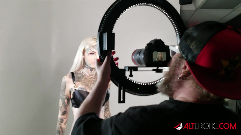 Alt Erotic: Hậu trường với hình xăm ngực mới của Amber Luke