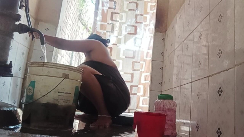 Desi_bhabhi121: XXX video di un india nudo che fa il bagno