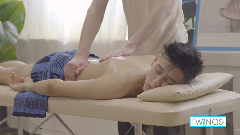 Twin Qs: Le joli Logan aime la grosse bite du masseur excité...