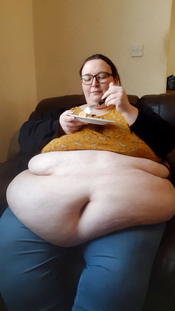SSBBWLadyBrads: Ssbbw karnı açık pasta yiyor