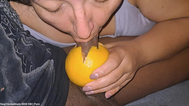 Real homemade BBW BBC porn: Даючи великому чорному члену дивовижний мінет, погладжуючи його член, стогне і стогне