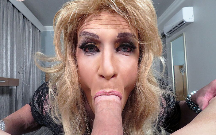 Pure TS and Becoming Femme: Une femme mature s'amuse avec une pipe à l'hôtel