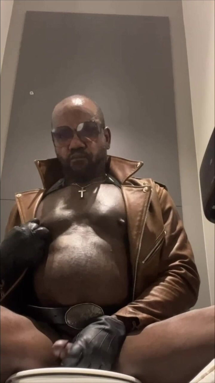 Black mature kinky muscle: Kontol besar hitam ayah berotot bate toilet &amp; sesi muncrat banyak