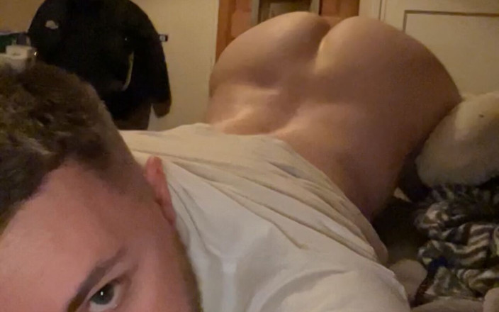 Harry Bridewell: Twink troia scuote e schiaffeggia un culo enorme