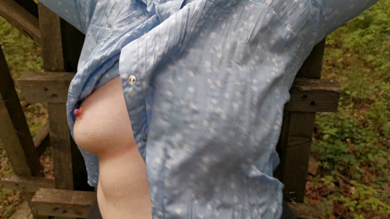 Bouncy Tits Action: Tetas bofetadas en blusa azul al aire libre