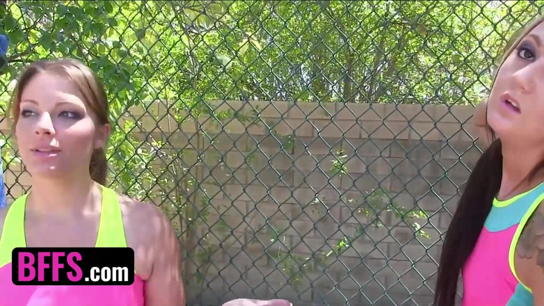 BFFS: BFFS - Un entraîneur de tennis excité soulève les mini-jupes de...
