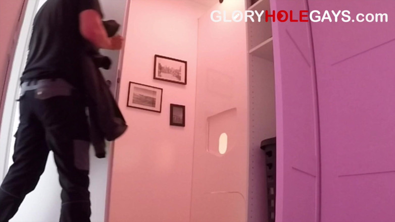 GLORYHOLEGAYS: Junger arbeiter kommt zweimal - bis durch das gloryhole