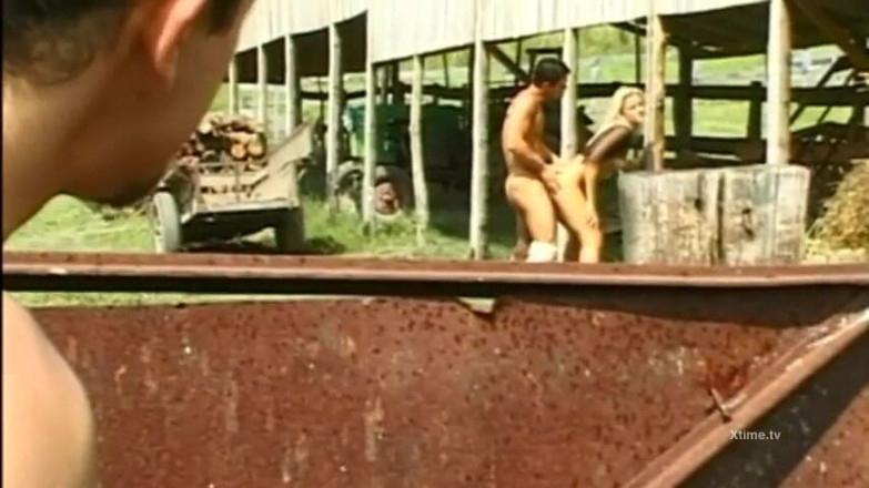 Monster Cocks: La calda bionda viene scopata nel culo all'aperto da due...