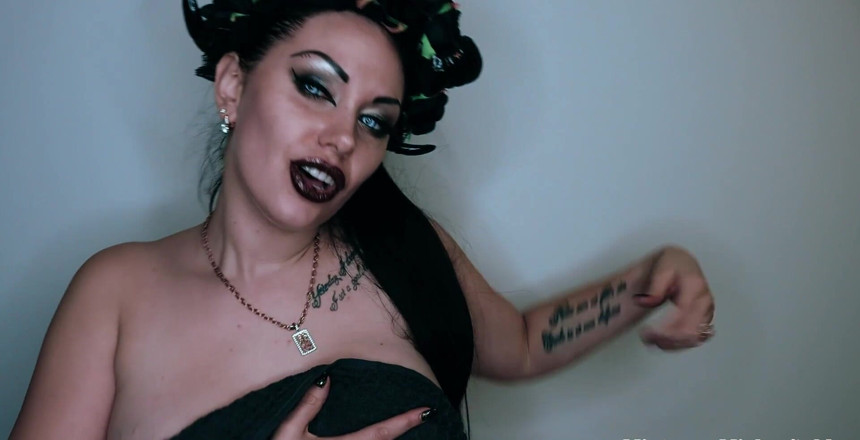 Goddess Misha Goldy: Ти не можеш встояти перед моїм ритуальними танцями, що смокчуть, і моє чарівне тіло!