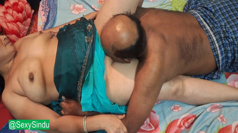 Sexy sindu: देसी कामुक पत्नी पति को चोद रही है