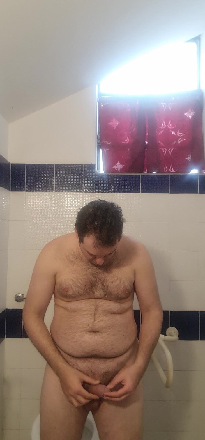 Mirko2589: Todos desnudos en un baño público