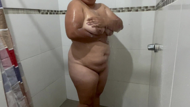 Stepmom_with_big_tits: 내 이웃이 가지고있는 부자 몸, 나는 그녀의 집에 가서 그녀의 목욕을 잡을, 그녀는 매우 풍부한 좋은 젖탱이를 가지고