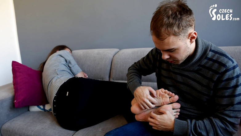 Czech Soles - foot fetish content: ¡Dame tus pies o te las voy a hacer cosquillas!