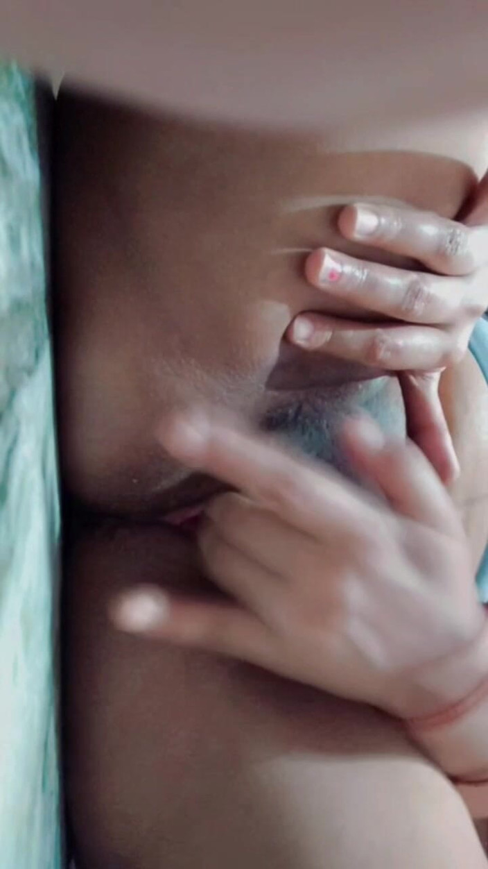 Sonisinghh: Je suis revenu jouer avec ma chatte pour toi