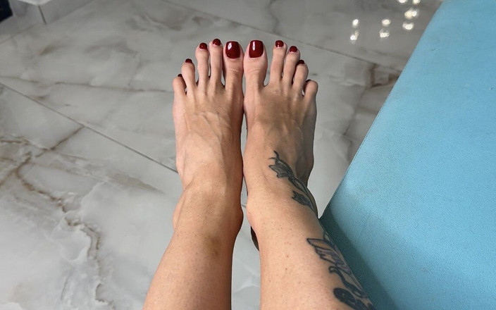Julia domaina: 长脚趾张开，脚趾以两个不同的角度张开特写，赤脚与红脚趾甲波兰