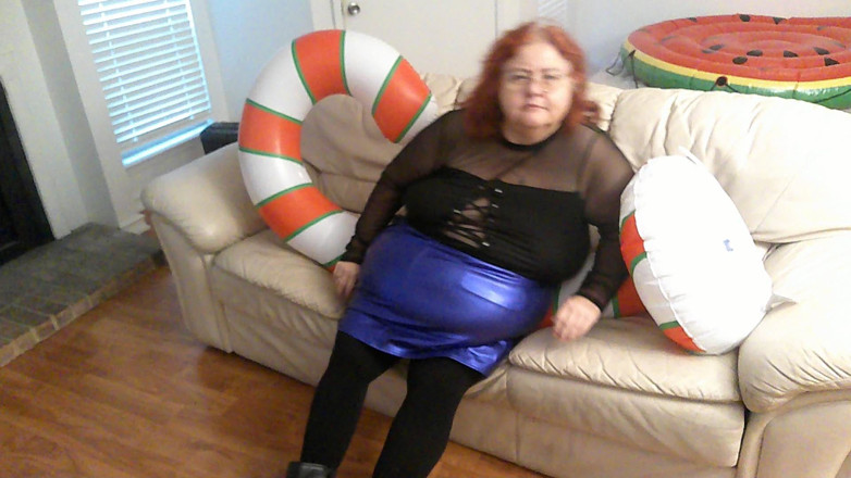 BBW nurse Vicki adventures with friends: La Bella E Grossa Infermiera Vicki Cerca Di Schiacciare Il...