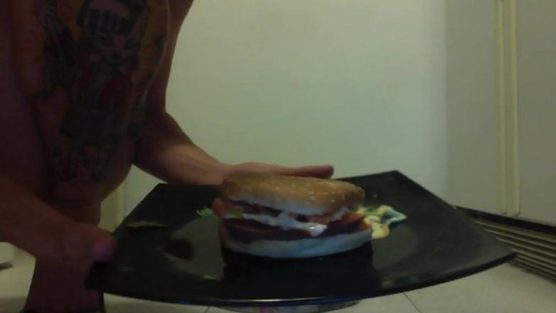 Goddess Maya: Burger nghiền nát đít và gót chân