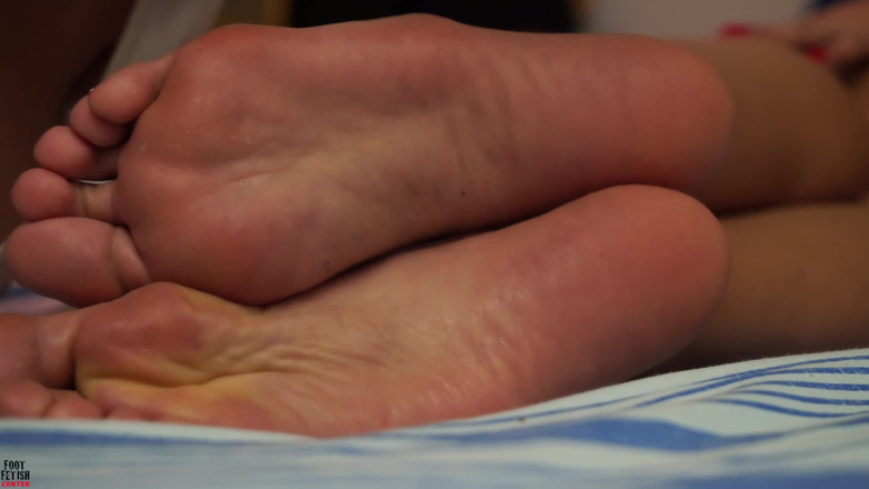 Foot Fetish Center: 발 페티쉬 - 베프의 발을 숭배하는 뻑가는 갈색 머리