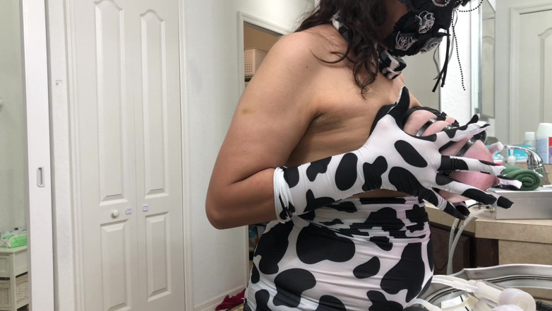 VeeVee Vixen: Hucow aux seins attachés avec des saucisses énormes se fait traire...