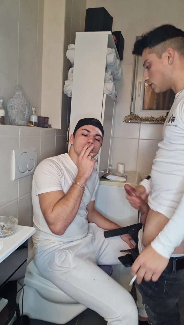 boyzxy212: Homoplezier in de badkamer: deel 1 - klaarkomen in de mond van...