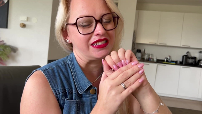 Anna Lynx: Móng tay dài khai thác tôn sùng asmr