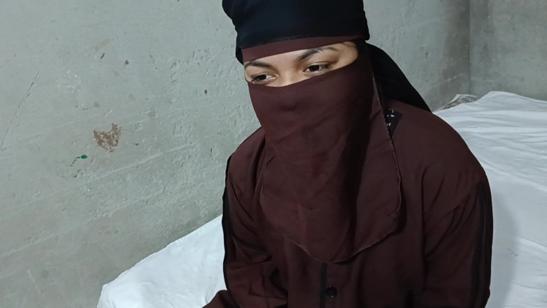 Dearshivani: Awek Muslim Memberikan Hadiah kepada Pemilik Rumah