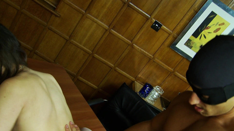 Get in my Office: Mooie secretaresse bestelt meteen een grote pik in haar kantoor