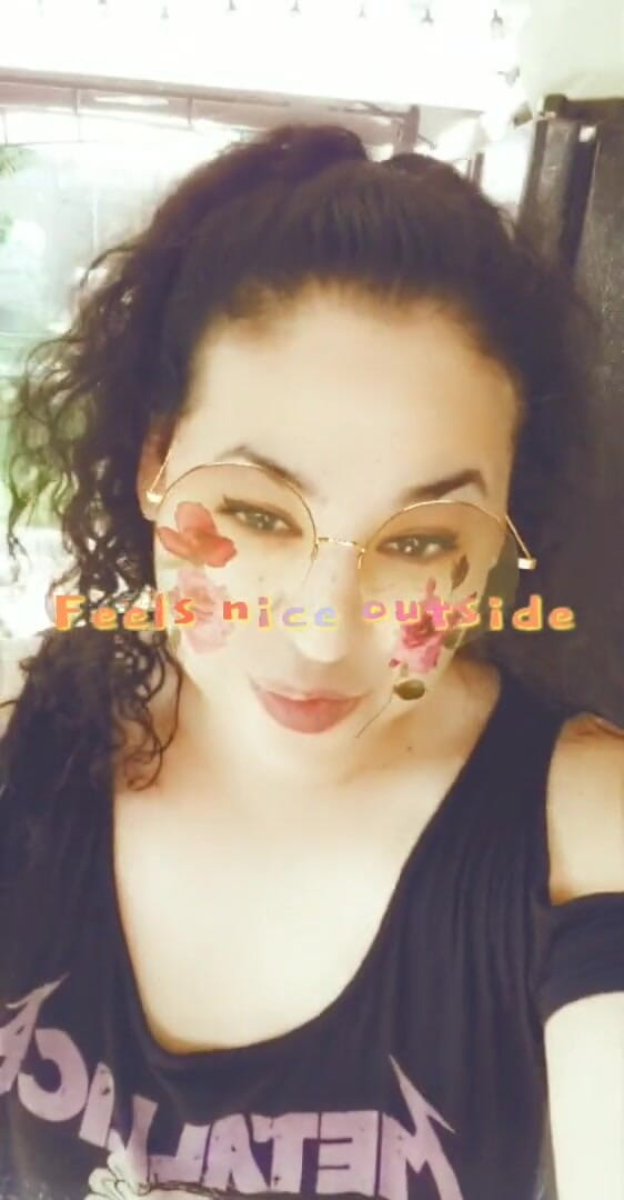Zoeydoll: Curvă sexy transsexuală într-o zi frumoasă însorită