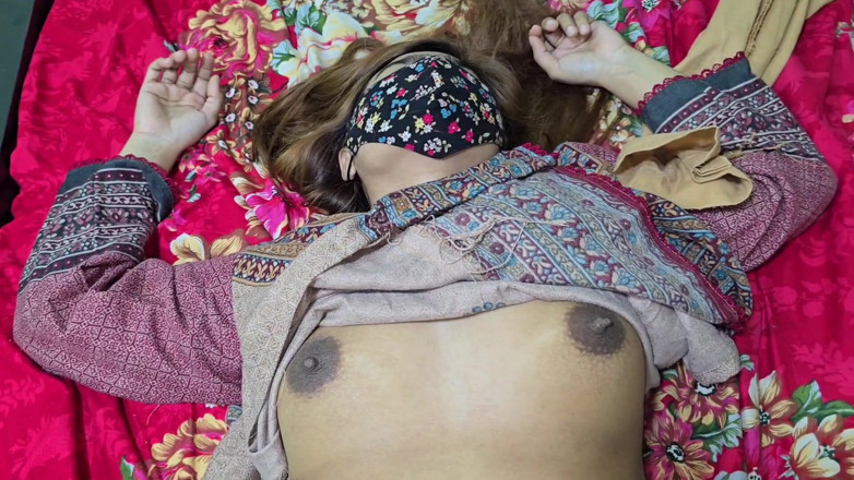 Faryal: Tatie indienne, Ki Chut Pe Pani Nikala