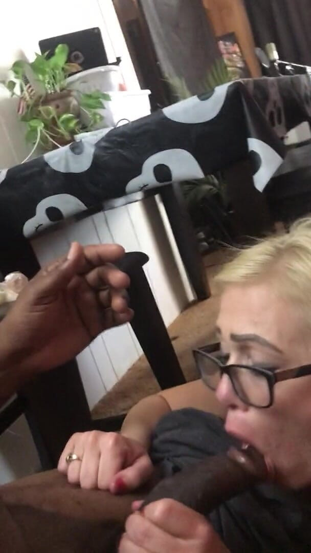 Tickled Pink Productions: Blowjob isteri blonde antara kaum