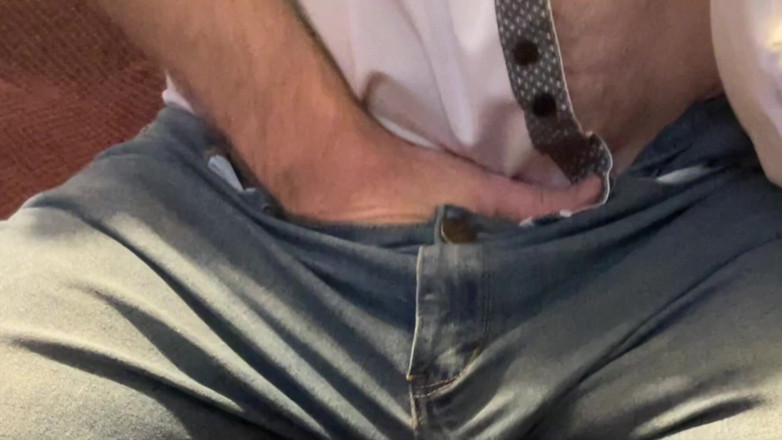 KfeetW: Mângâindu-mi pula încet până explodez cu spermă