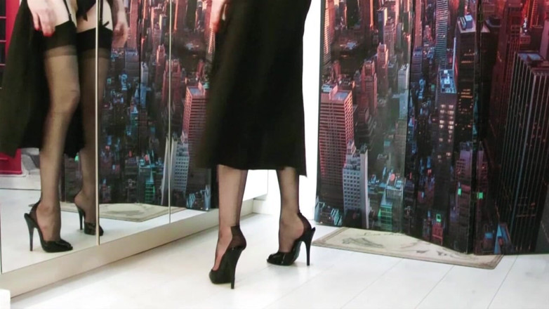 Goddess Celine: Vaccuming dans des bas vintage