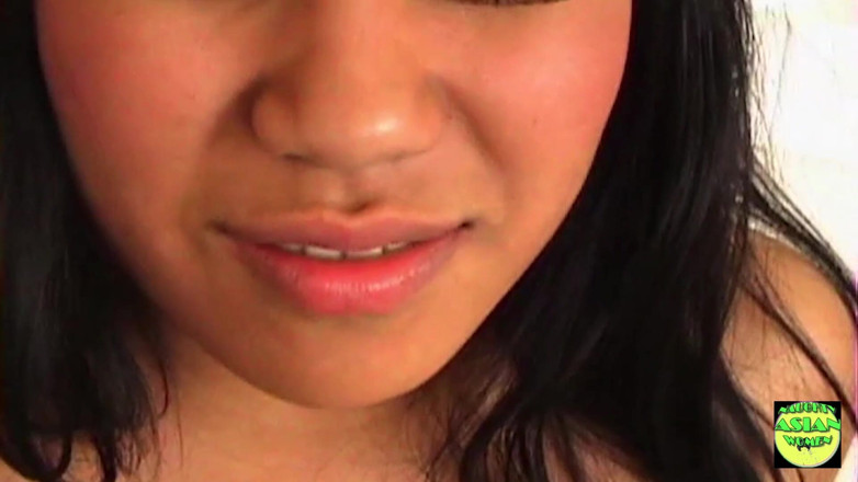 Naughty Asian Women: Розпусна азіатка кладе великий чорний член у свою тугу пизду на кухонному столі