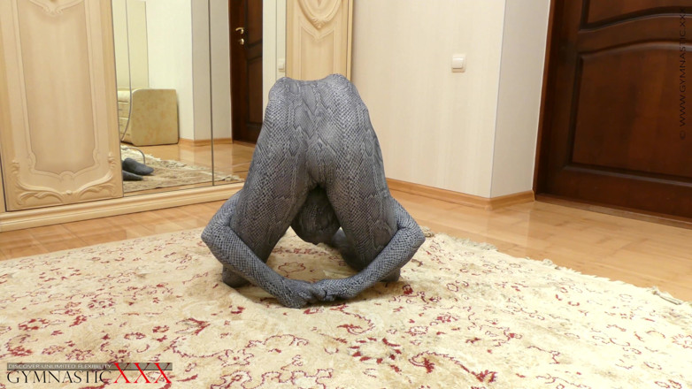 Gymnastic: Schlangenkönigin im spandex-catsuit