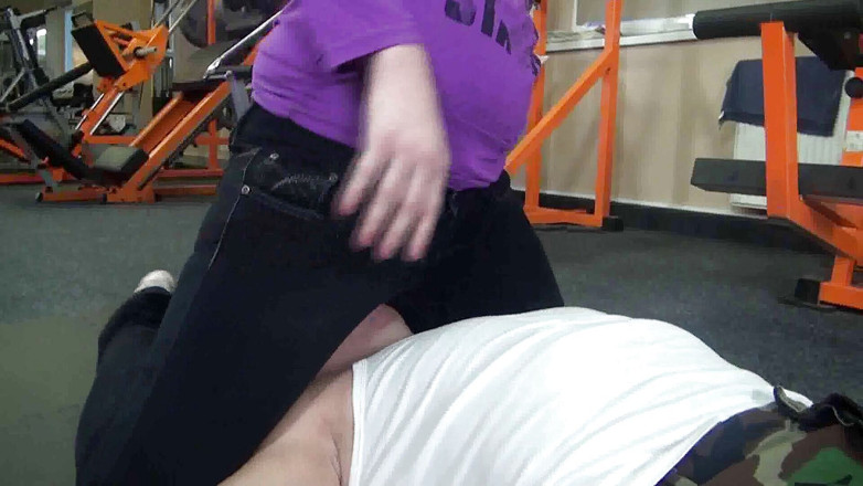 Femdom Austria: Curvă blondă cu ochelari și sclavul ei în sala de sport