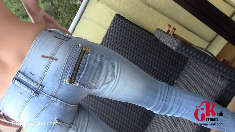German Kink: Jeans mijando ao ar livre