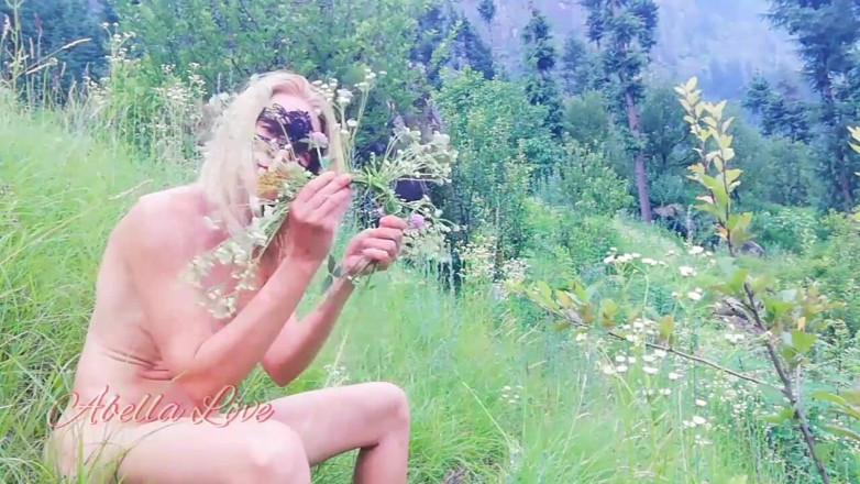 Abella Love: Mi primera vez de una caminata desnuda en el bosque...