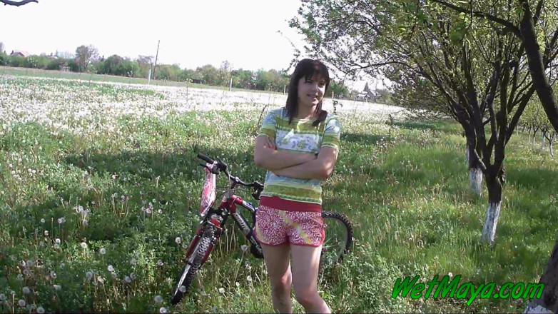 Wet Maya: Писсинг на ее велосипеде
