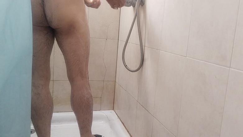 Silkybear143: Duş alırken sert ve güzel yarak azıyor