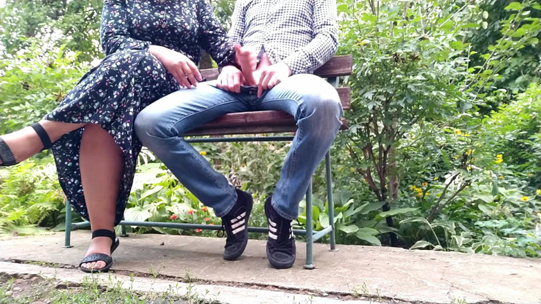 OurFetishLife: Labă în aer liber în parc cu soacra mea transformată într-o ejaculare puternică...