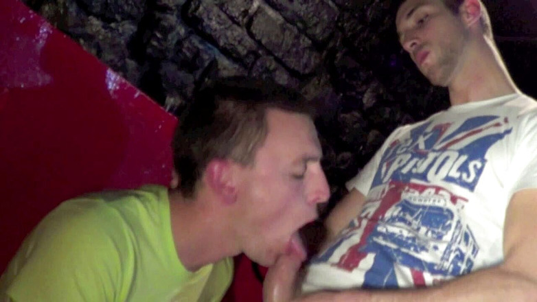 Crunch Boy: Używany przez Araba z kutasem XXL w Paryżu