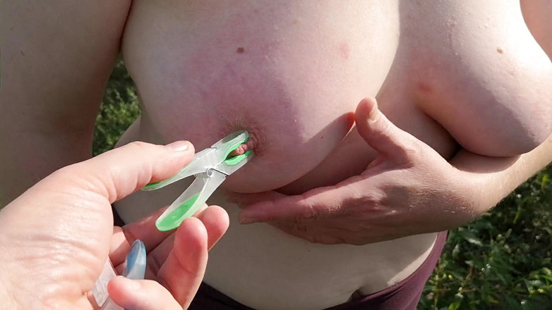 Bouncy Tits Action: Sujeta mis tetas y abofetearla en el campo de maíz