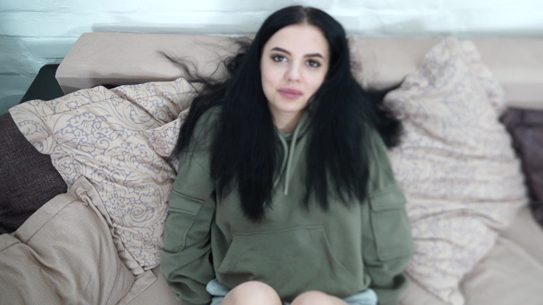 LoveHomePorn: Brunett skönhet i svarta strumpor suger en kuk