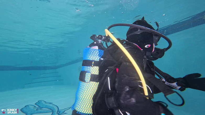 UKCuteGirl Lucy Lauren: Undervattensdominans i full Scuba Gear